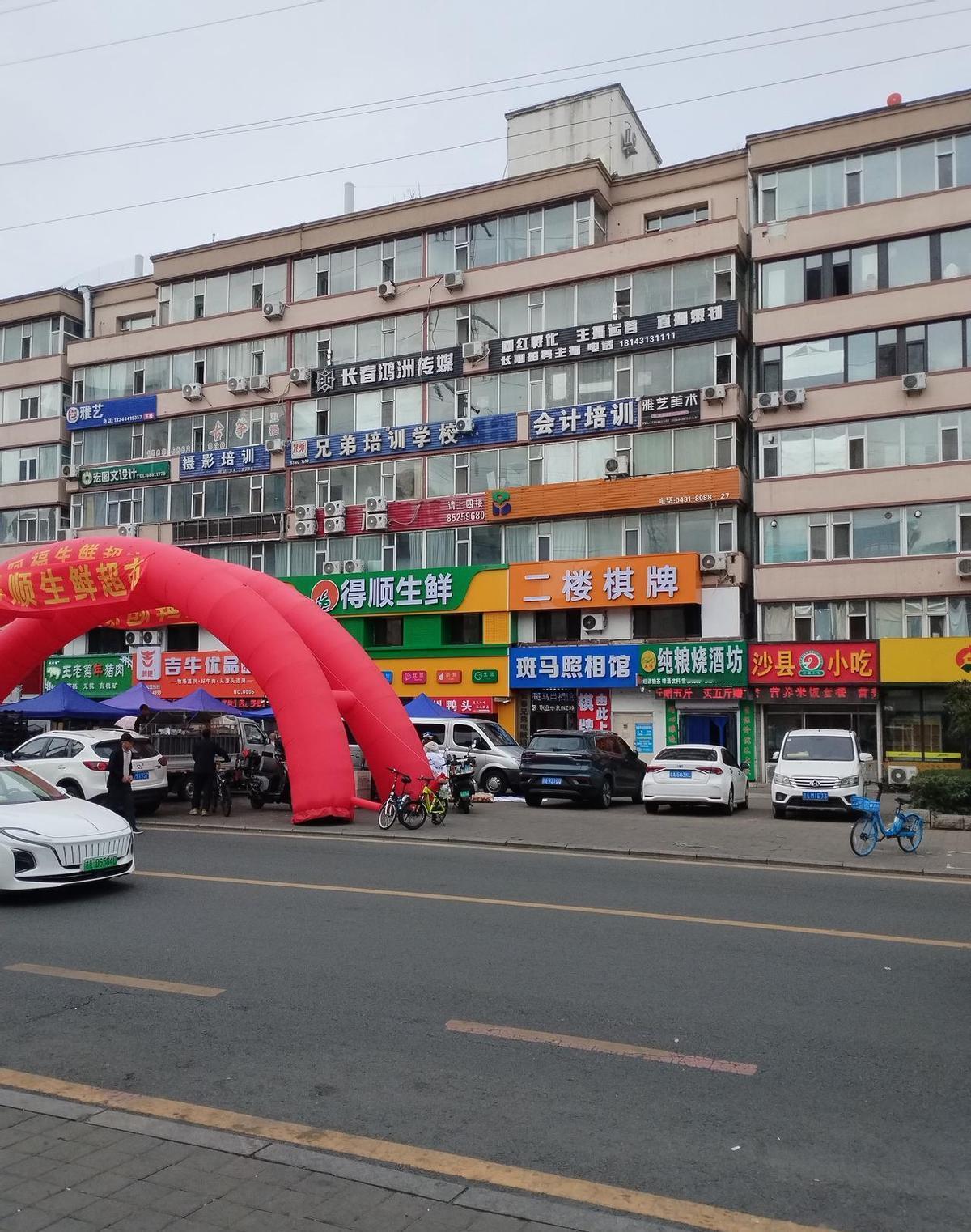 这栋6层老楼，没拆没重建，硬是被房东玩成了年轻人的“下班充电站”。1楼奶茶刚出