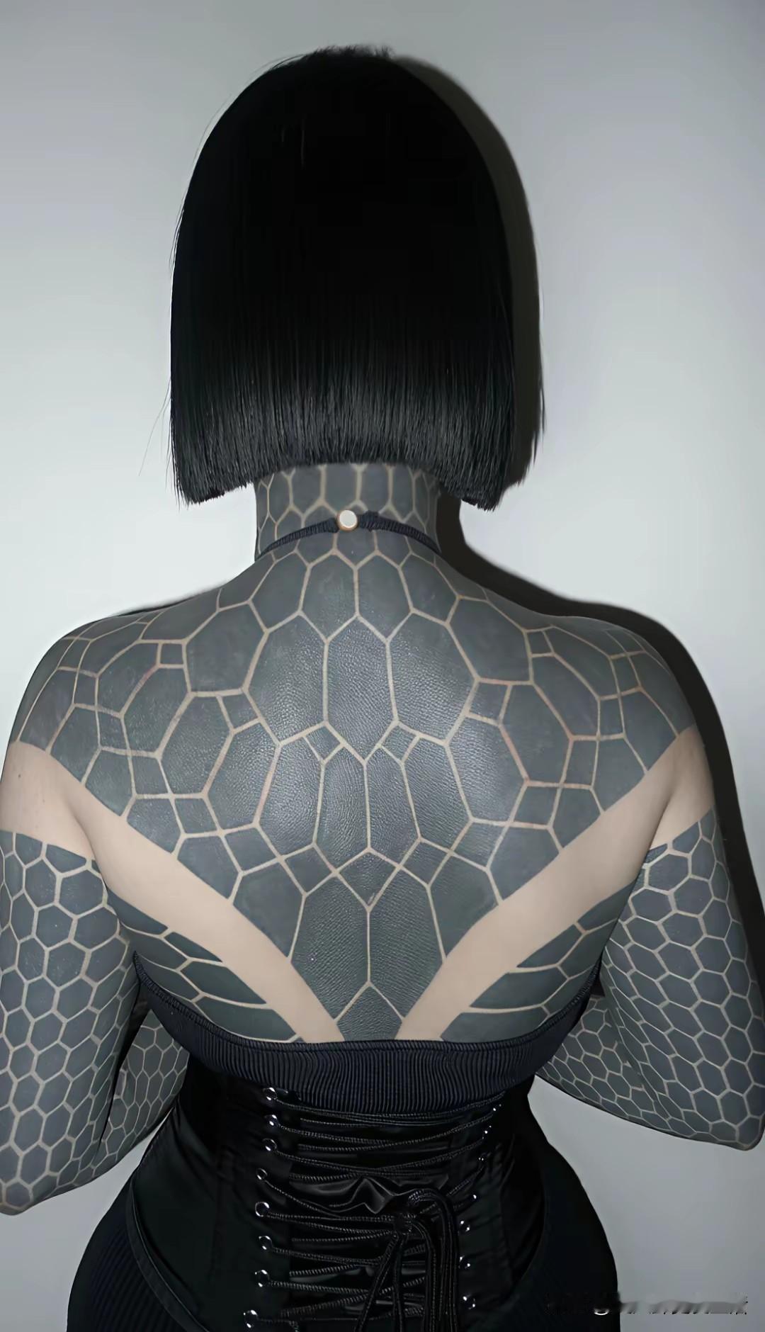 天呐，看着都疼。这是激光打印的吗？如果是纹身，怎么能这样的效果呀？把每一寸皮肤