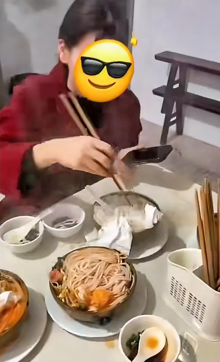 开餐馆心疼几张纸巾，女生直接把纸巾扔锅里，老板娘这也太抠了。近期三名女生到贵