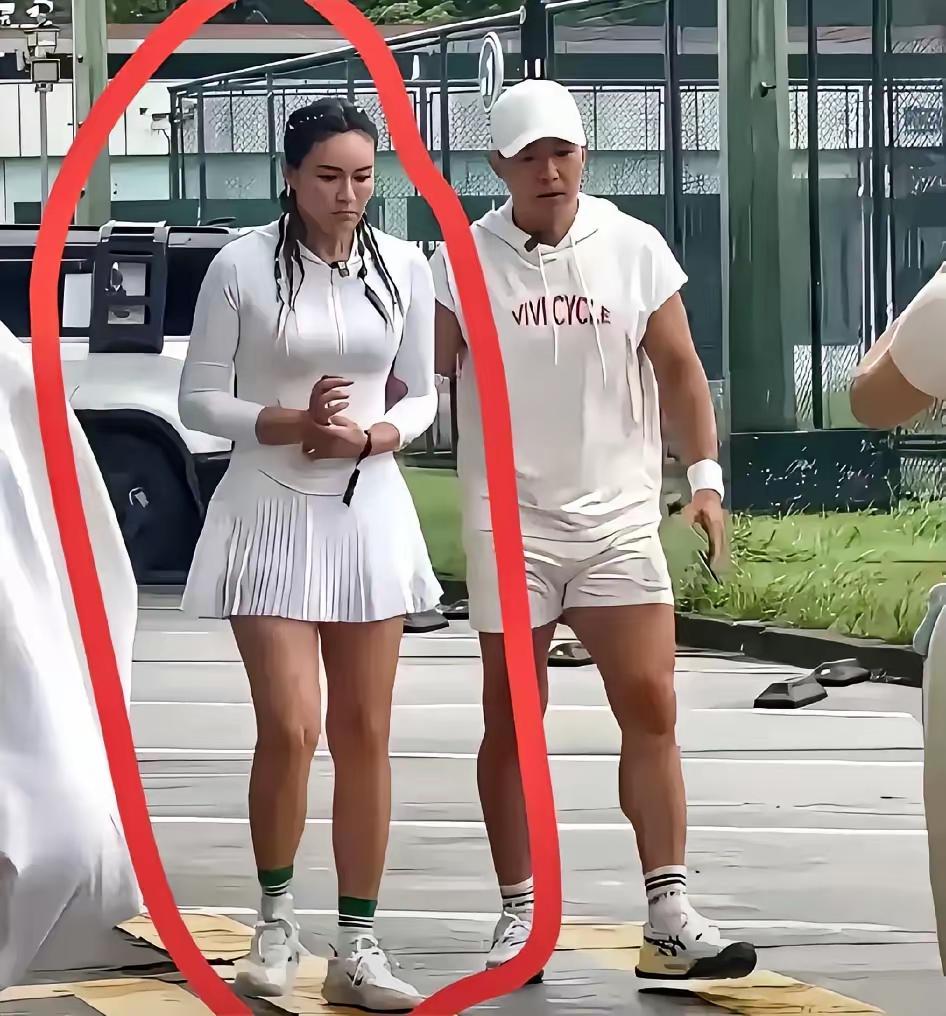 从这三点看刘畊宏老婆该停止跳操了。第一、越跳越壮实，让想减肥的女性不敢跟直播