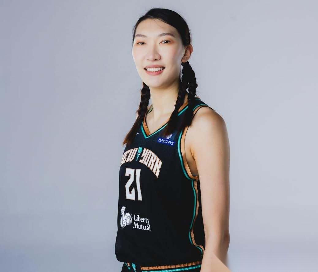 中国女篮球员韩旭在美国女子篮球职业联赛的纽约自由人队。这场2026赛季的首秀，打