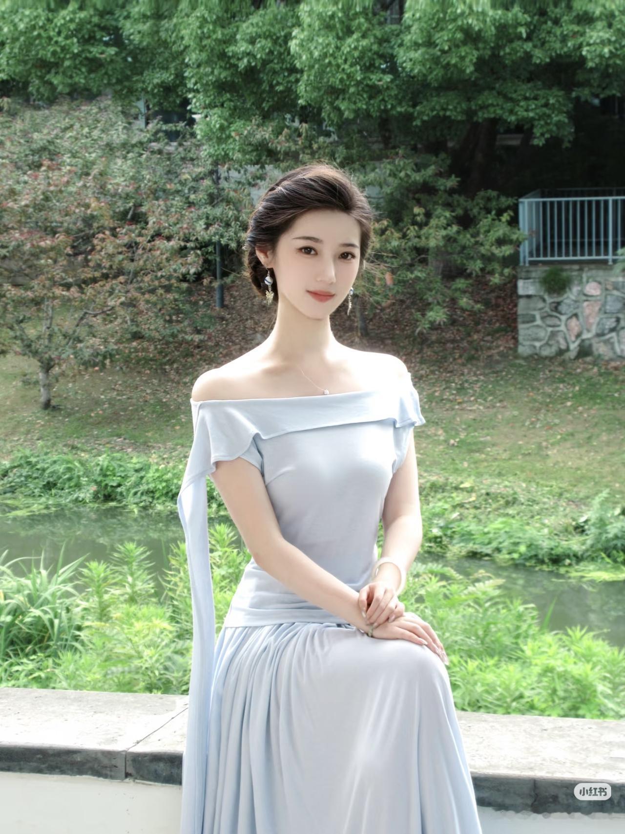 优雅气质，浅蓝连衣裙，自然背景，清新自然