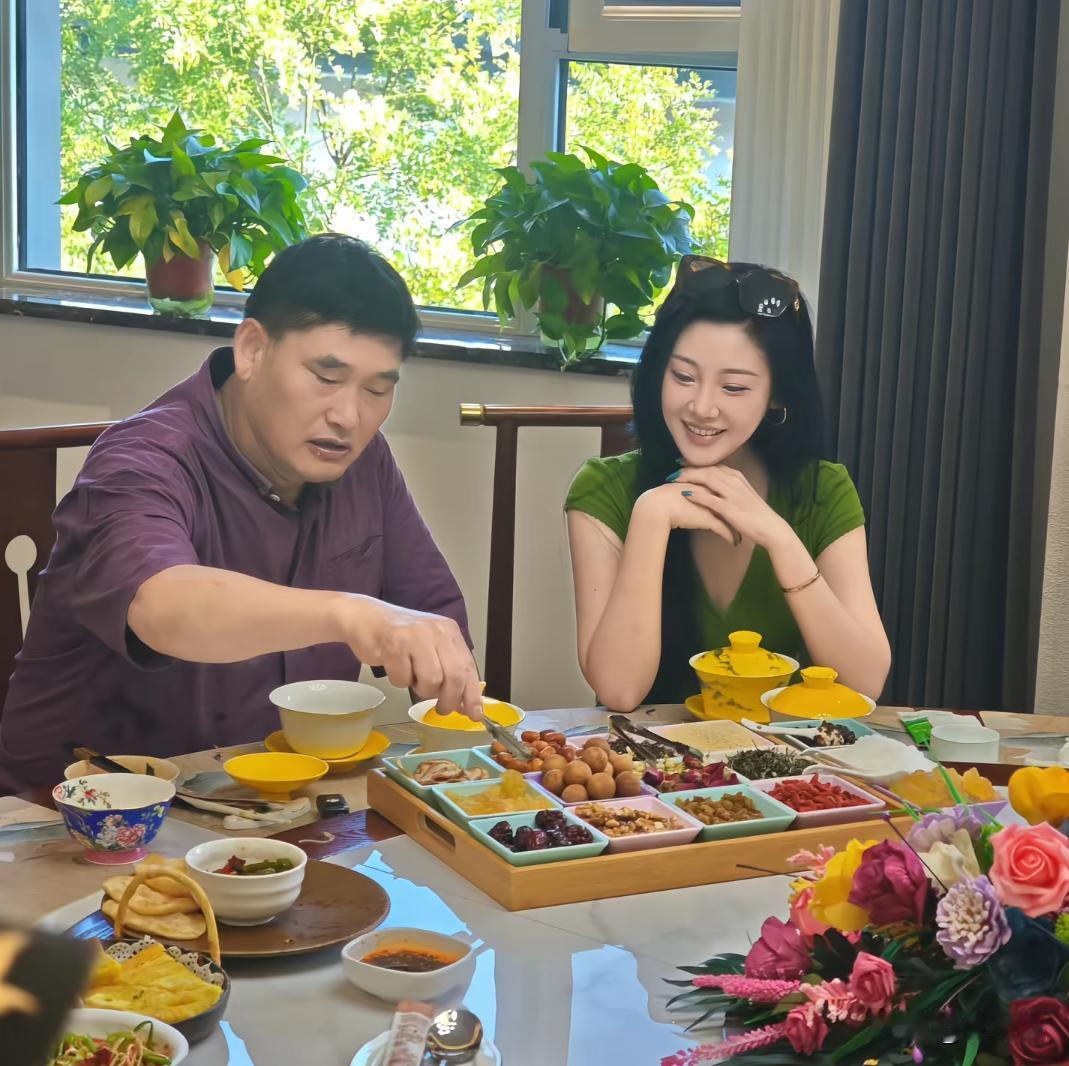 朱之文现在也是好起来了，不光吃的好，而且还有美女相伴。现在和以前真是千差万别，有