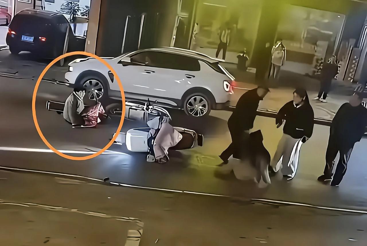 儿子儿媳因为打人进去了，起因又是老太太自己。按理说，这时候最应该站出来收拾局面的