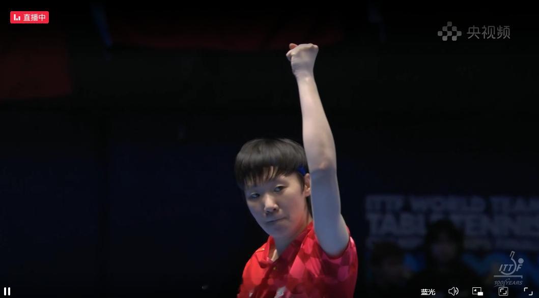 王曼昱vs早田希娜乒乓球王曼昱领先，挥拳庆祝，孙颖莎为王曼昱鼓掌