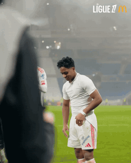 作为皇马的弃将，他在里昂俱乐部笑得很开心我竟莫名的觉得他不该回皇马恩德里克，