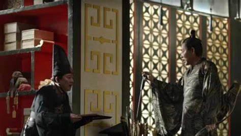 905年，吴王杨行密已装瞎三年，却在昨夜三更摸到密报时，因朱延寿调兵的手令而惊
