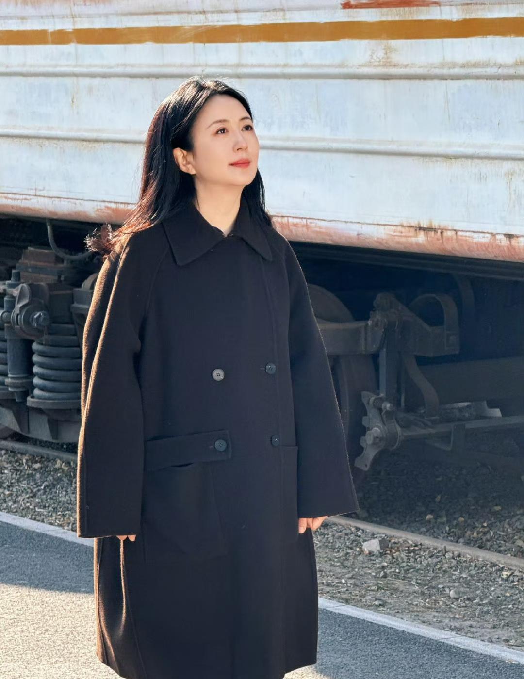 别再怕中年穿大衣显臃肿——杨童舒一件驼色大衣，把40+岁月穿成了冬风里的优雅教科