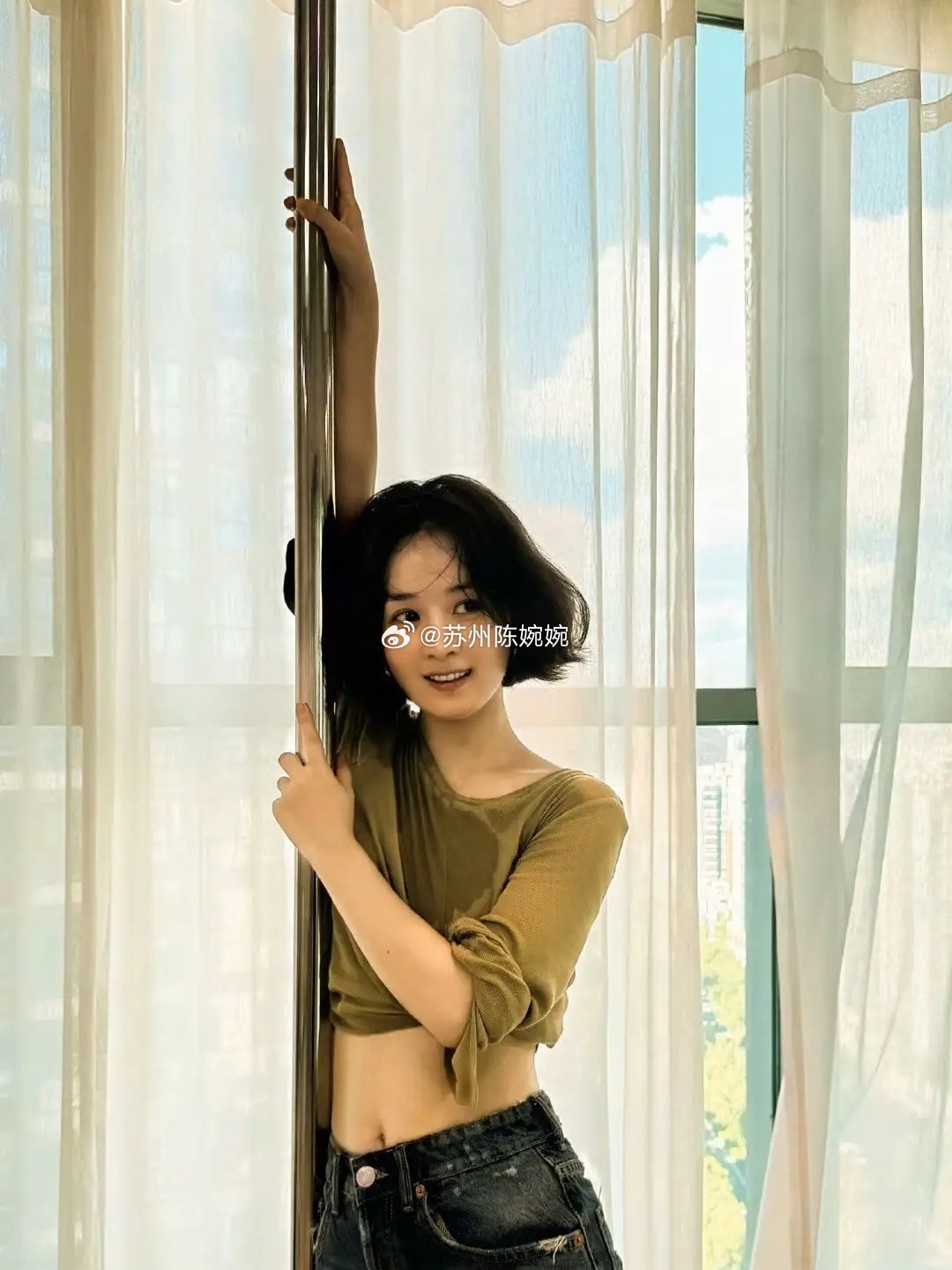 赵丽颖，引起热议！4月6日，赵丽颖意外引起热议，原因是她工作室发布了一组赵丽颖训