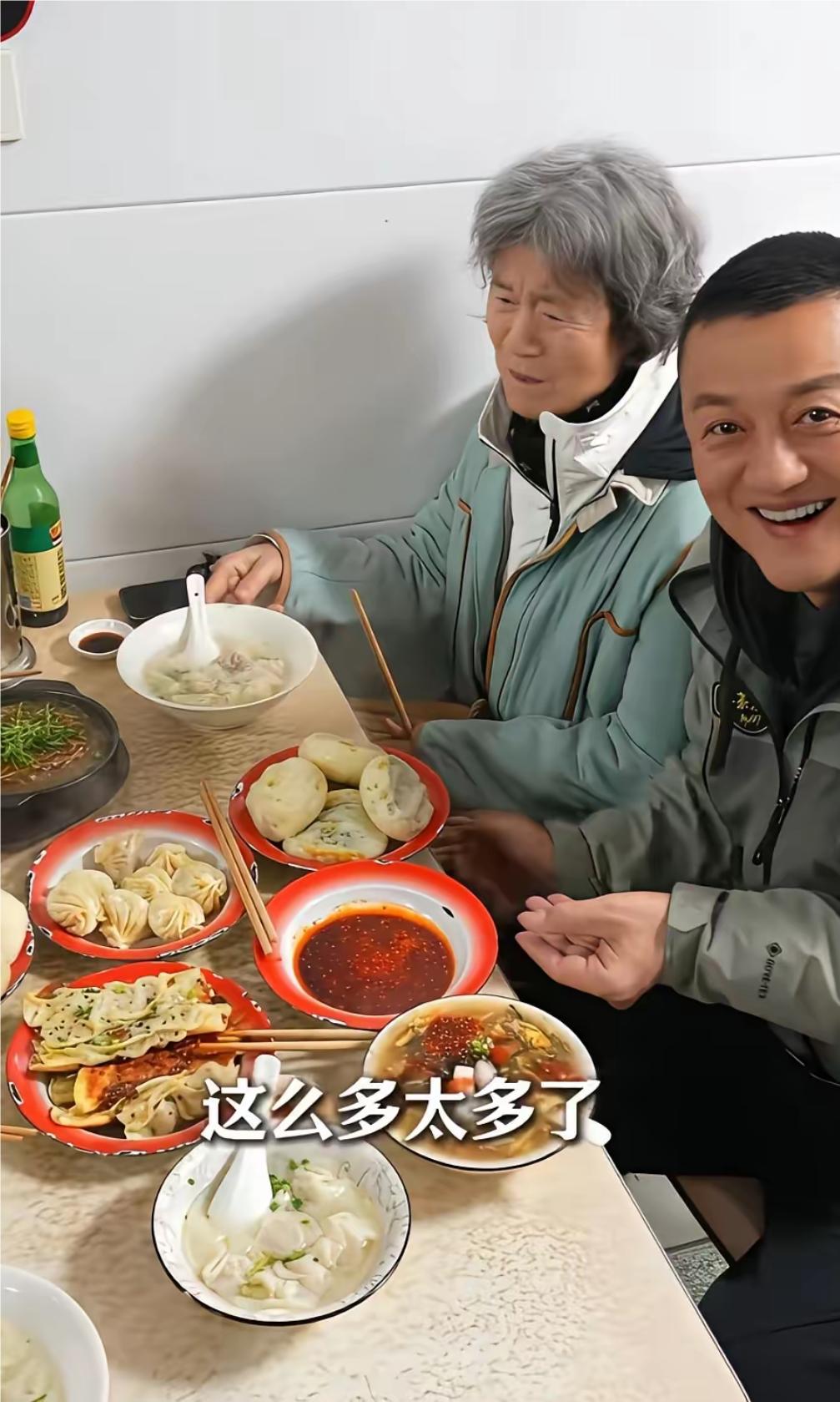 李亚鹏陪妈妈吃早餐，吃着小笼包，妈妈吃的是云吞，李亚鹏吃得到是很开心，可母亲看着