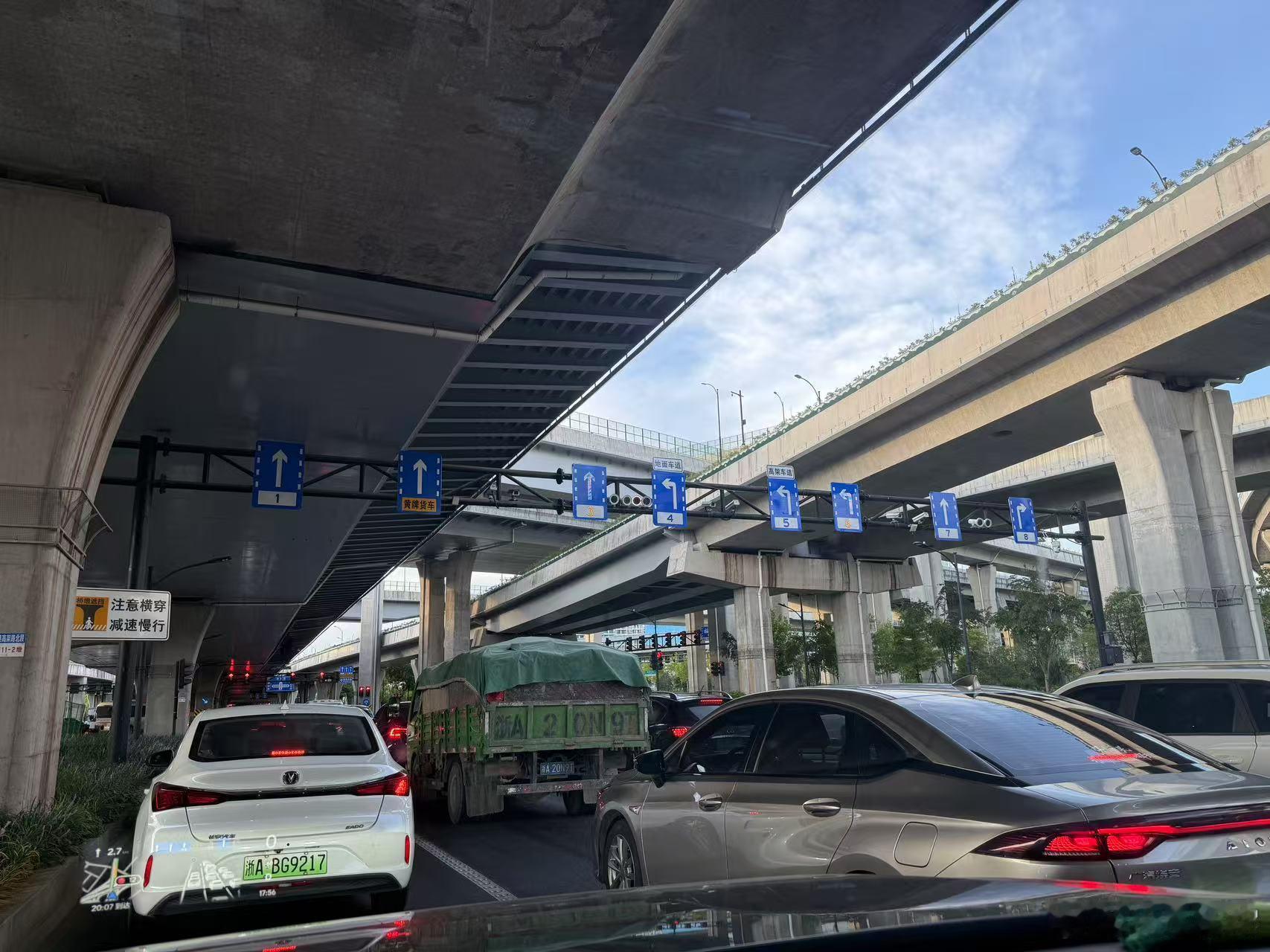 杭州的车道画的，真是乱七八糟直行走着走着突然就会变左转，然后一堆车着急忙
