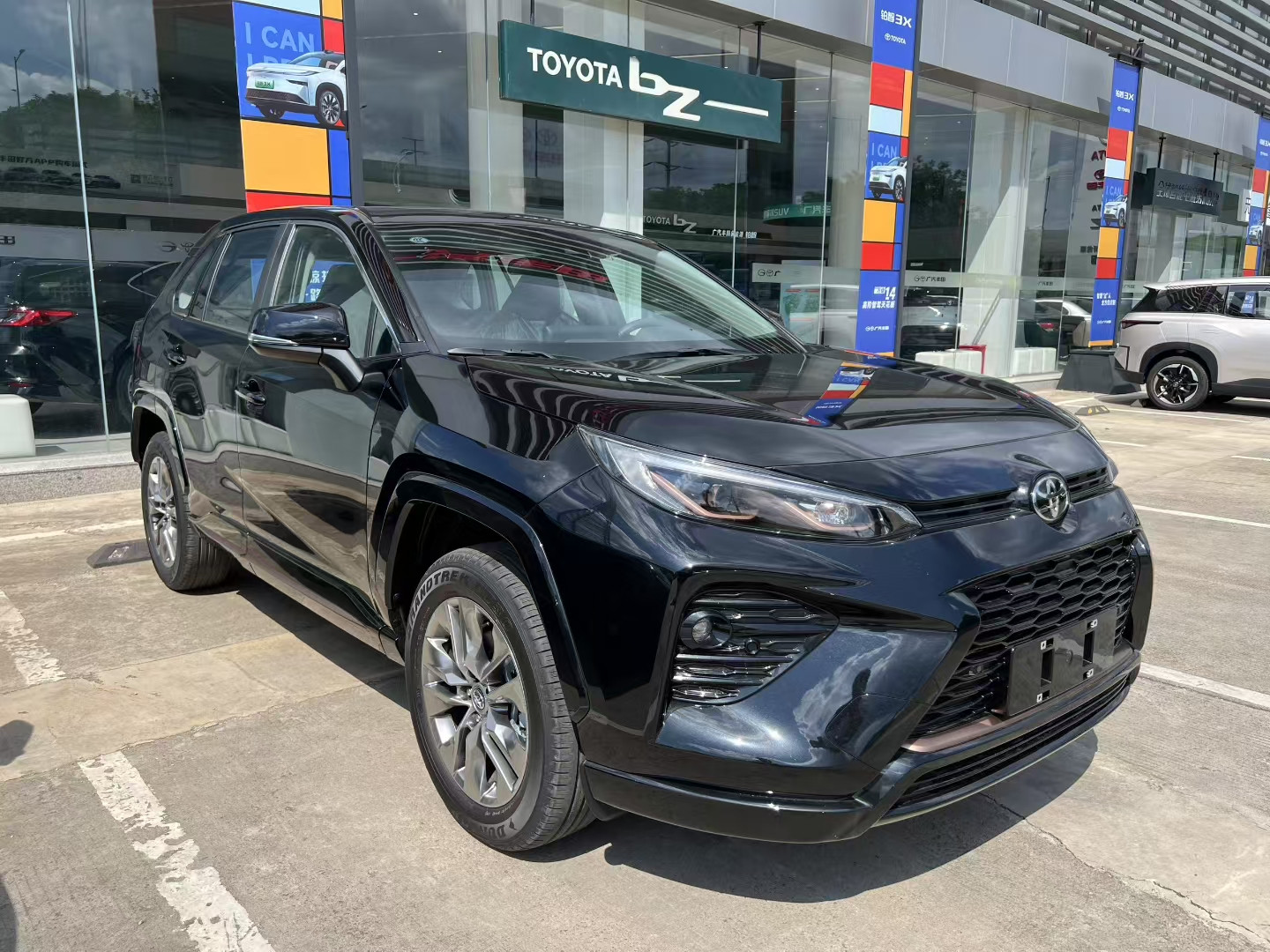 其实这款丰田威兰达已经有26款推出了，但我觉得24款车型更加漂亮一些。这款黑色外