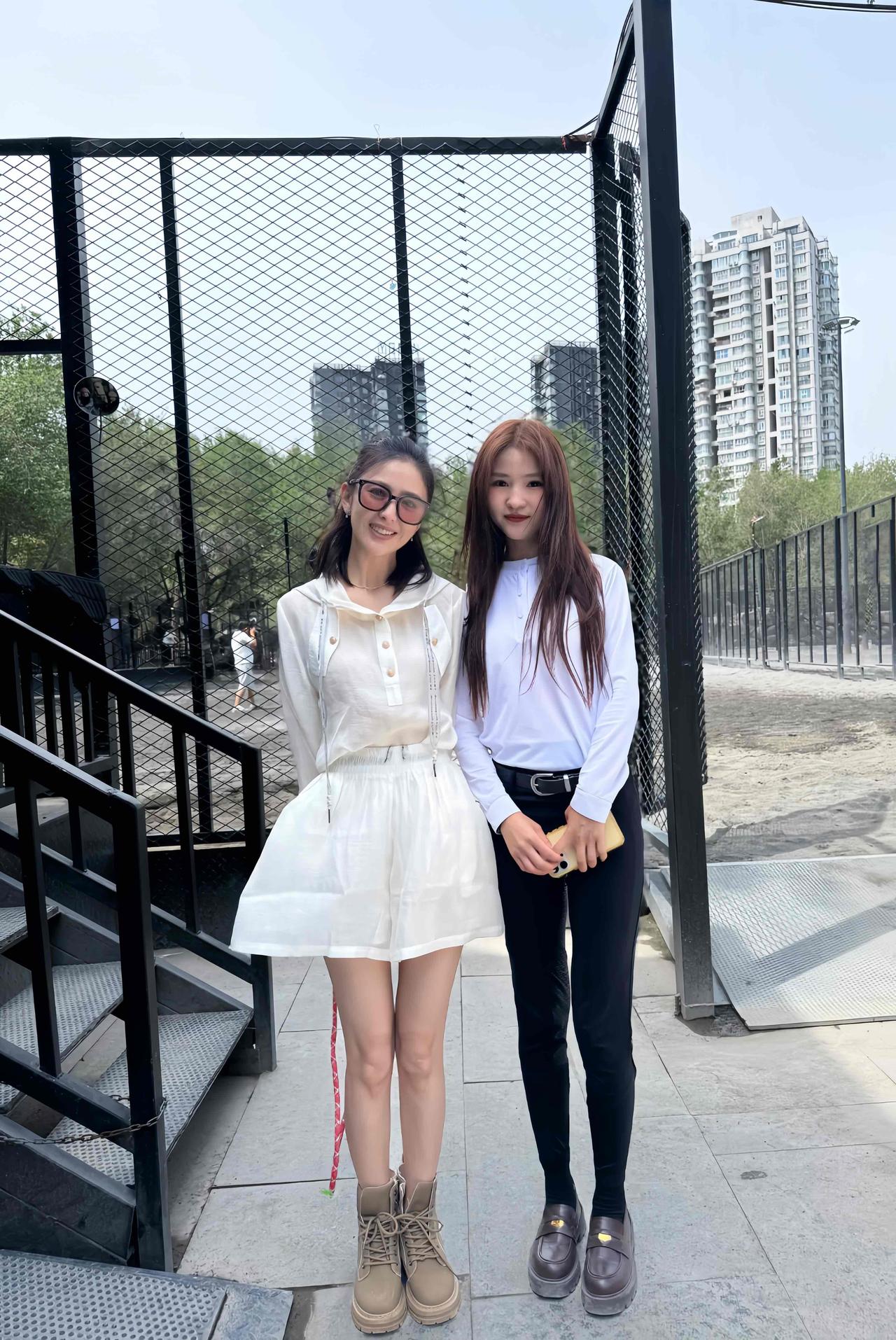 近日，佟丽娅在新疆某马场与美女合影的画面，丫丫真的好美啊。41岁的佟丽娅身材