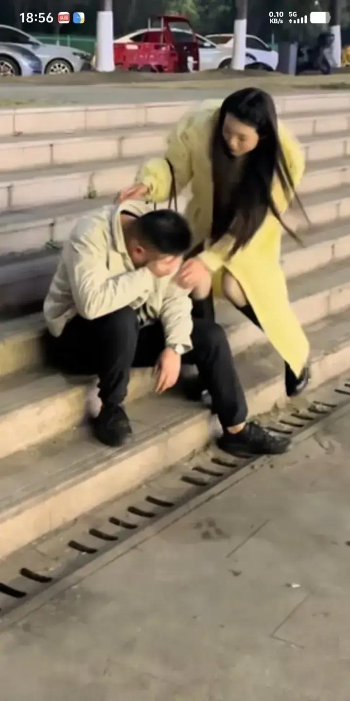 刷到个离婚段子，说俩人约好日子去民政局，男的临阵脱逃，拎瓶白酒蹲马路边灌自己。