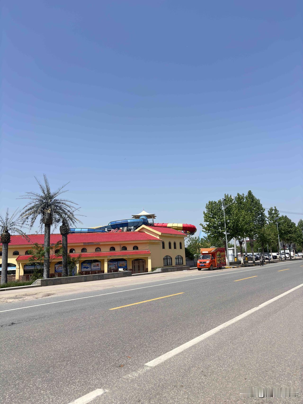 西安长安区牛家湾村这里，这个碧海银滩水上乐园，看着不错，地方挺大的。啥时候开业呢