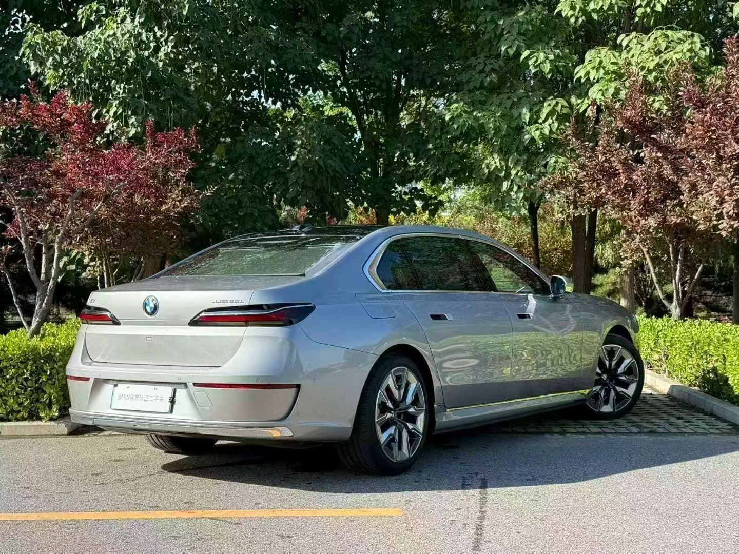 【车辆型号】BMW i7 xDrive60L 豪华套装【外观颜色】空间银【内饰颜