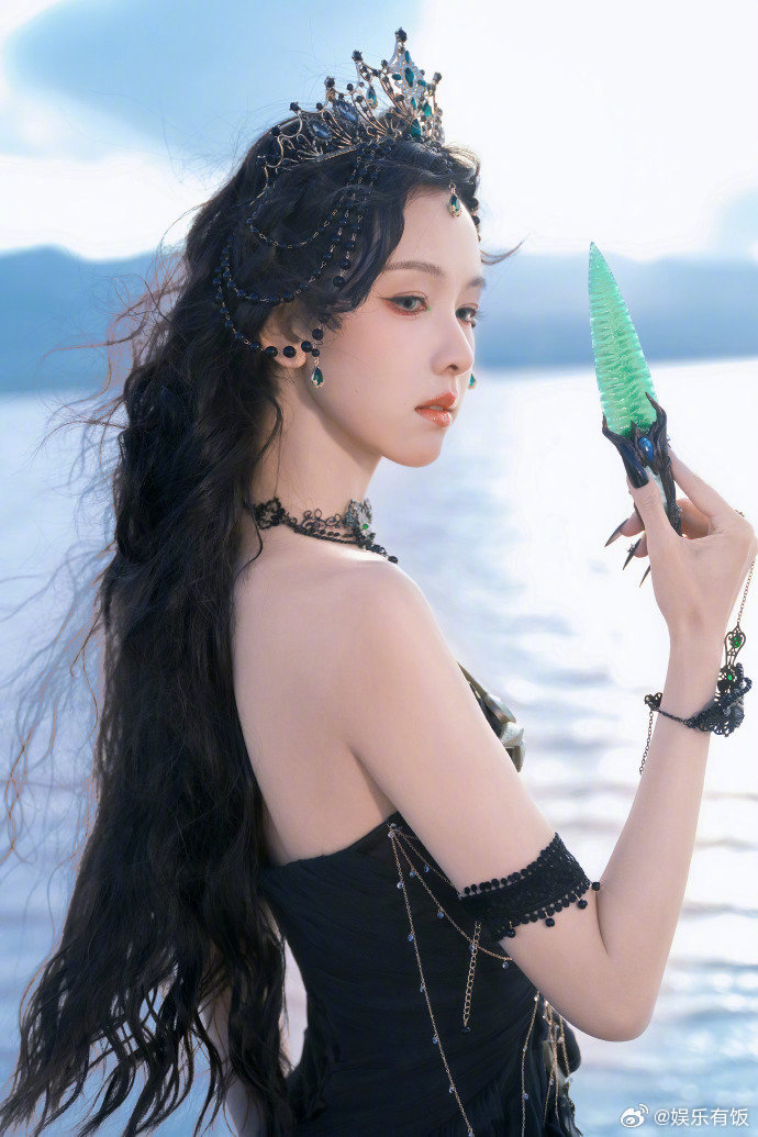 陈都灵塞壬海妖写真所有人都来品鉴陈都灵这组图！清冷破碎感与海妖魅惑完美融合，风