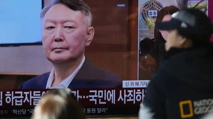 ​韩国原总统尹锡面临无期徒刑的判决无法接受，民众感觉到他太缺乏经验了，这时候提出