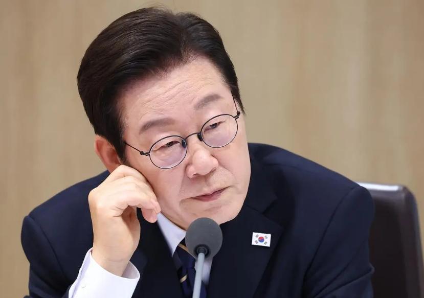 你看过那个奇怪的规律吗？在韩国政坛，总统这个位置似乎自带一个“高开低走”的魔咒。