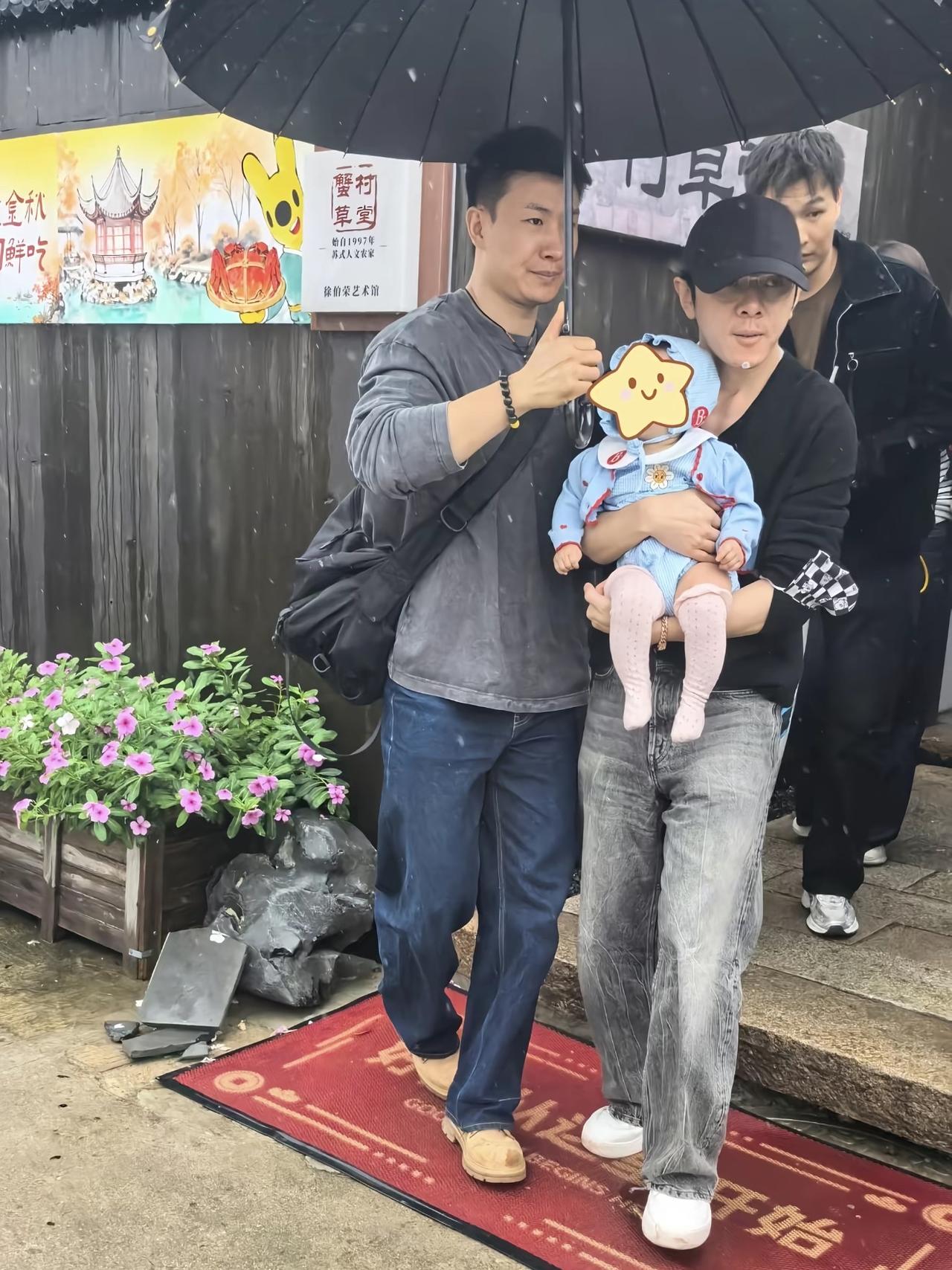 偶遇李佳琦现身阳澄湖，抱着小婴儿一脸慈爱，小朋友看着才六个月很可爱。10月3