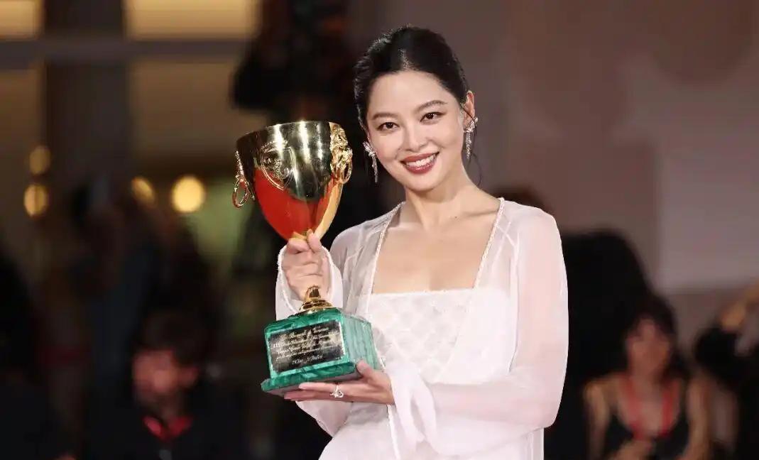 凭借电影《日掛中天》，中国演员辛芷蕾站在世界顶级电影节领奖台上绽放光彩，成功斩获