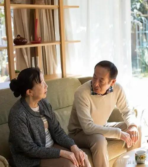 孩子要双鞋，上千块眼不眨。爸妈想买件外套，你翻来覆去算性价比。讲真，他们那句“不