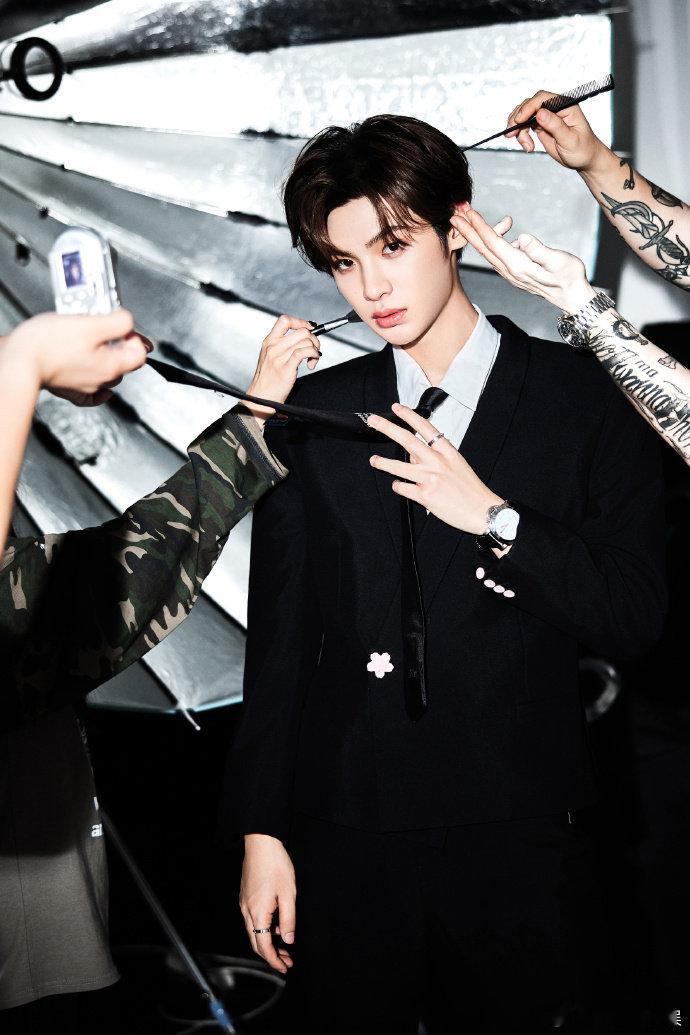 黄明昊这次真是把黑色西装穿出了自己的风格，皮衣造型前卫帅气，暗黑系西装稳重典雅。