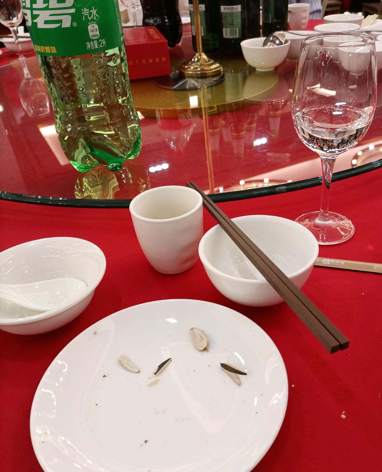 今天读高中的侄子突然问我，经常看到一个词叫“人情世故”，怎么样才算。我也不能全方