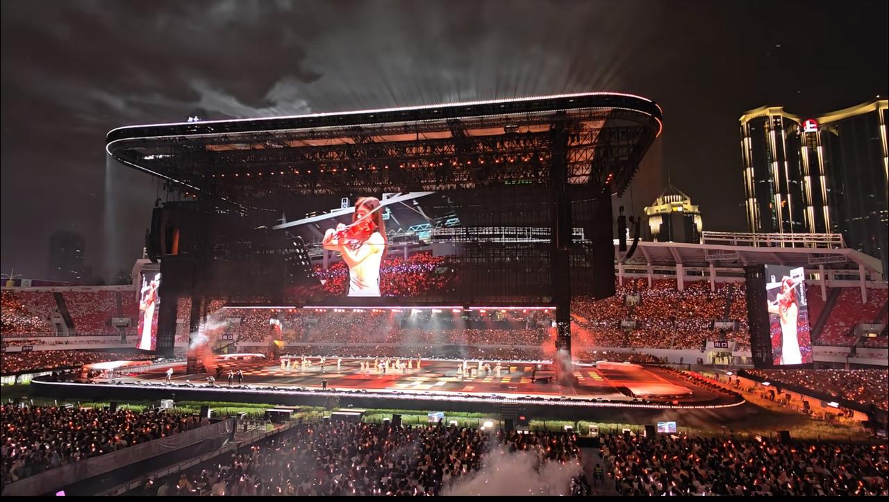 薛之谦演唱会小提琴伴奏好像是嘘嘘？就是陆虎老婆。在网友发布的薛之谦演唱会视频