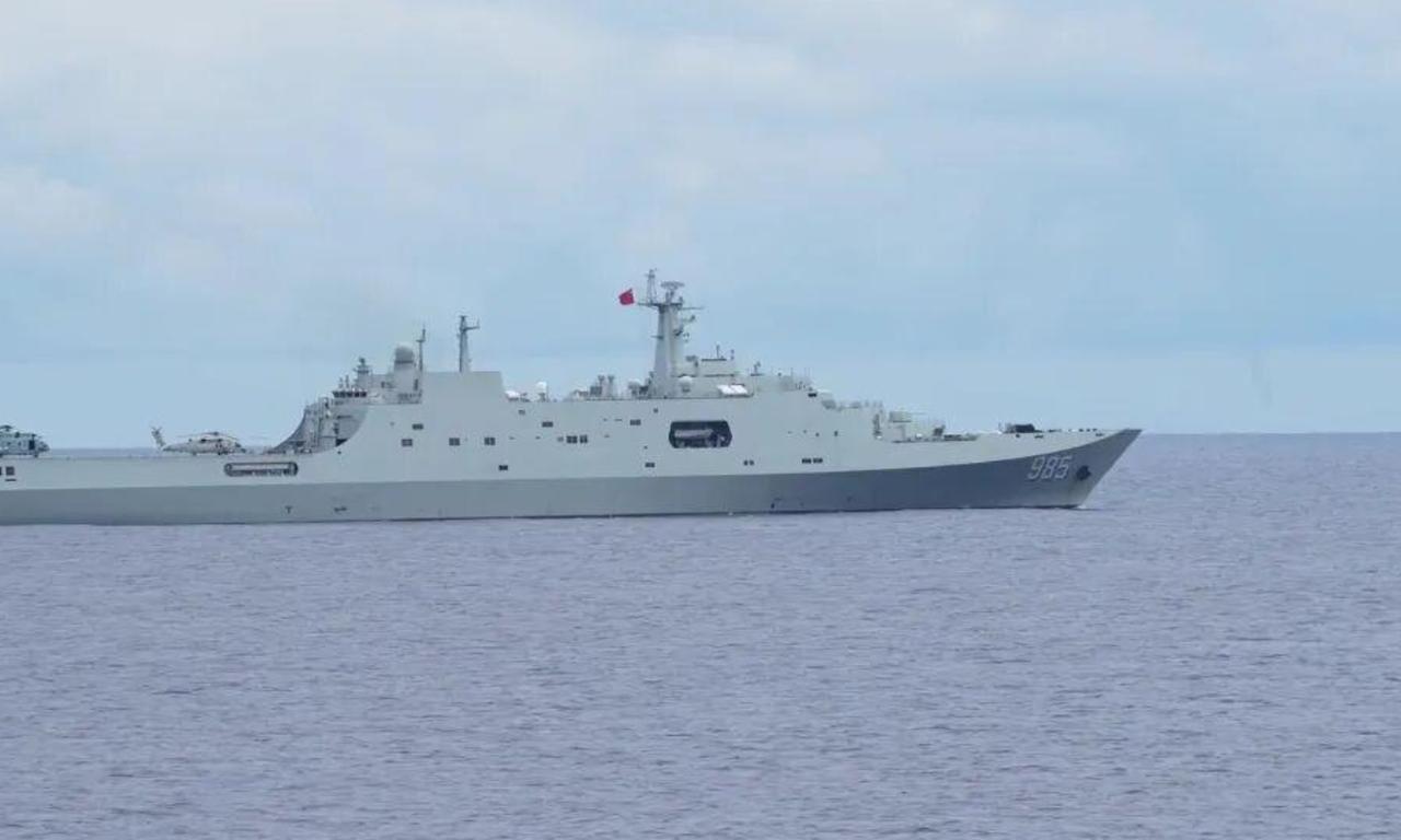 071登陆舰加装激光武器亮相黄岩岛演训。8月1日南部战区黄岩岛联合演训里，071