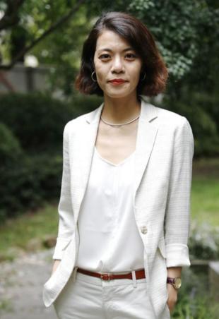 一次，39岁的复旦女神陈果上节目，撒贝宁问她：“你担心自己嫁不出去吗？”面对这个