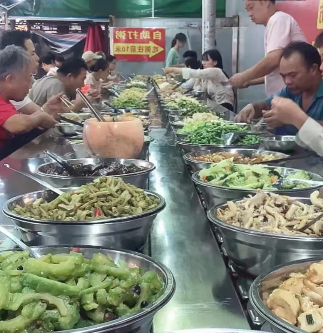 广西卖个白粥也那么卷，整得跟吃自助餐一样，各种各样的菜炒好了，就摆在转盘上