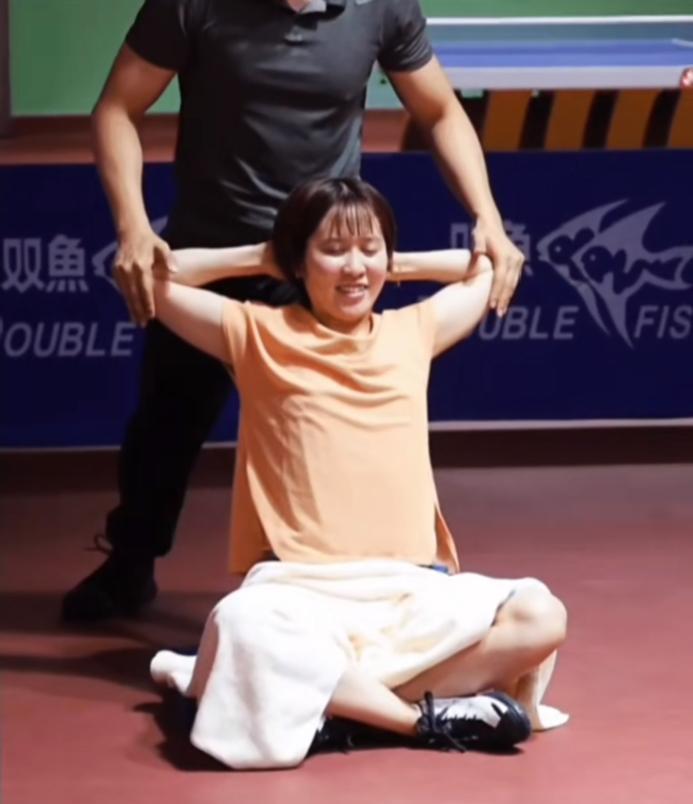 平野加入深大很幸福—深大体能教练帮平野美宇做拉伸因为深圳把大家当家人一样！这