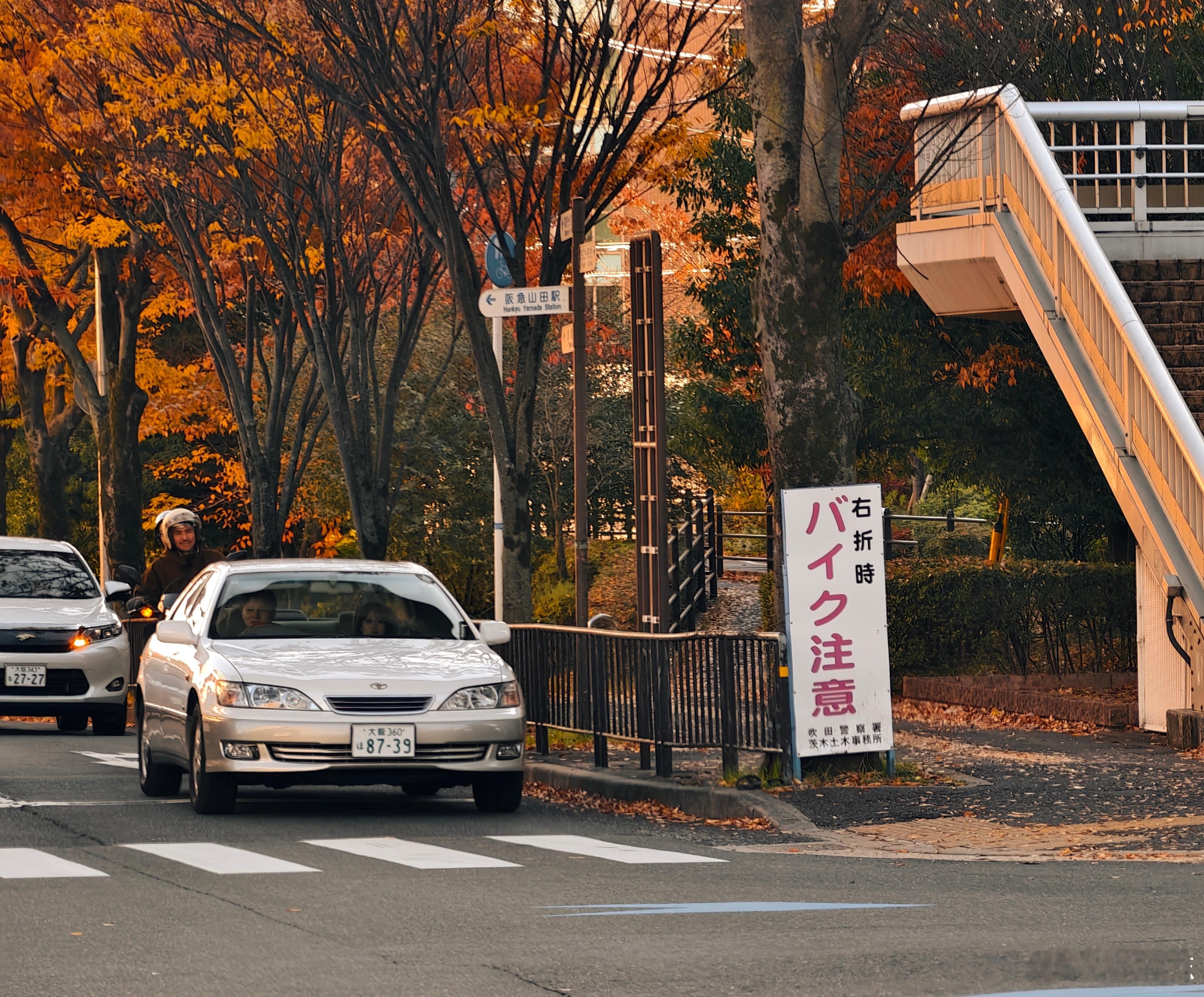 路口偶遇一辆保存状态绝佳的丰田Windom。这是90年代末至2000年
