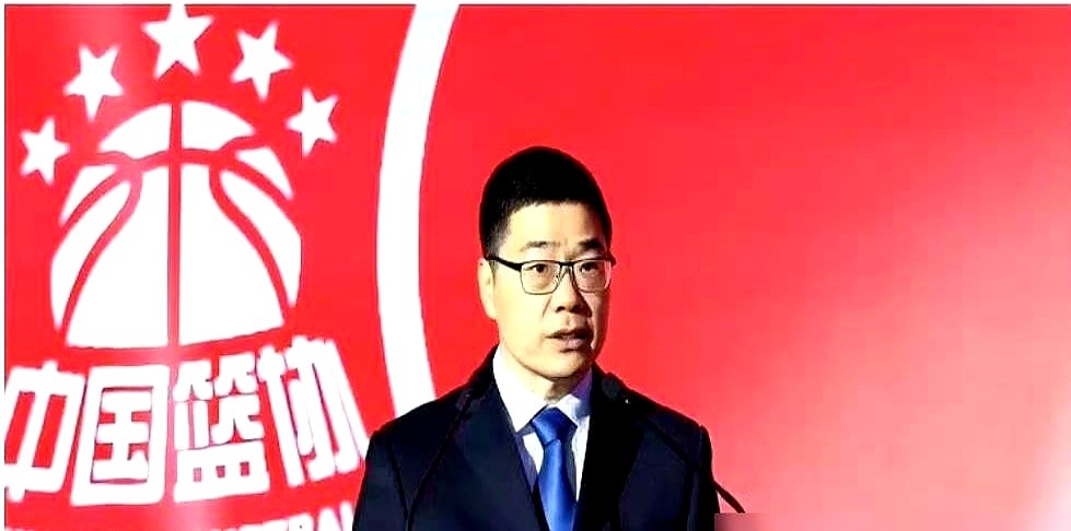 男篮拿个第四，球迷炸了。周琦徐杰落选更是火上浇油，外面都在传名单是领导硬塞的。结果郭士强站出来把话焊