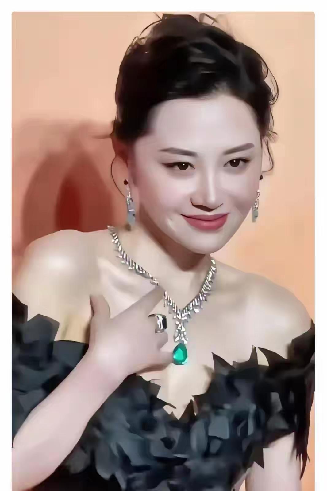 她是多少人心中的女神，五官精致，皮肤白皙，明艳绝伦，妩媚动人，追求者不是豪门，