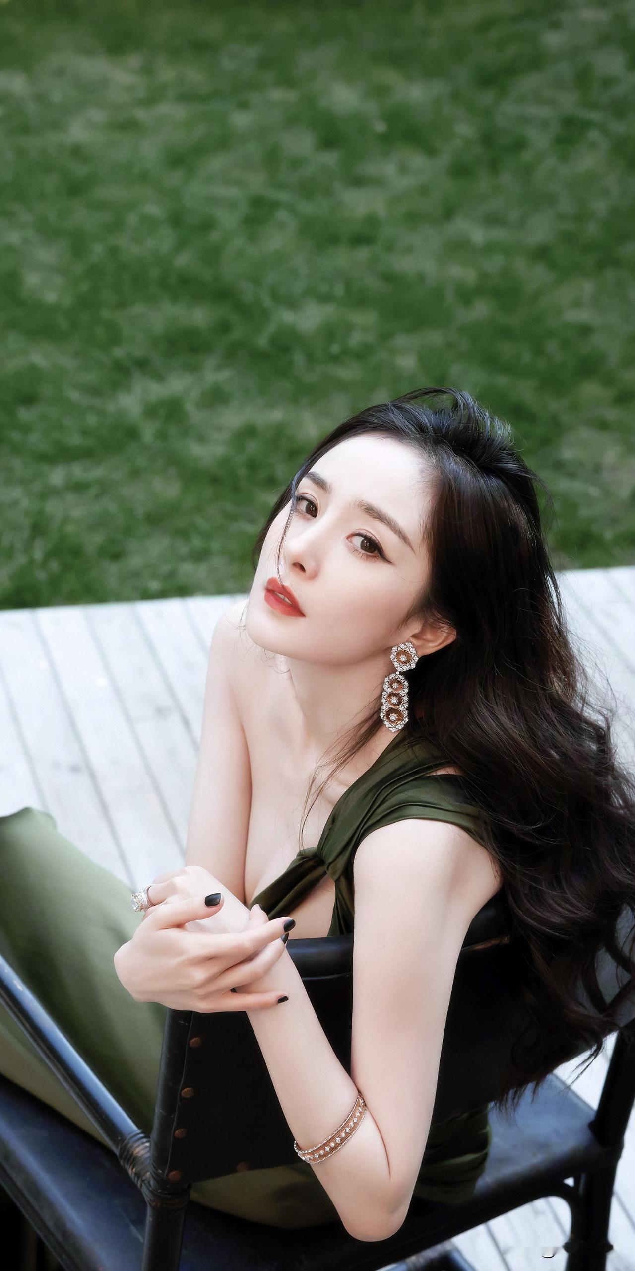 Prada的女王杨幂顶级女星和顶级高奢！大幂幂这波赢麻了！看照片都给人一种