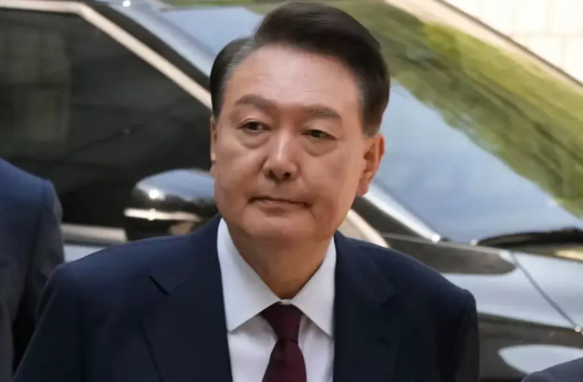 尹锡悦太可怜了，竟然成了过街老鼠，人人喊打！就在不久前，执政党正式向尹锡悦发出
