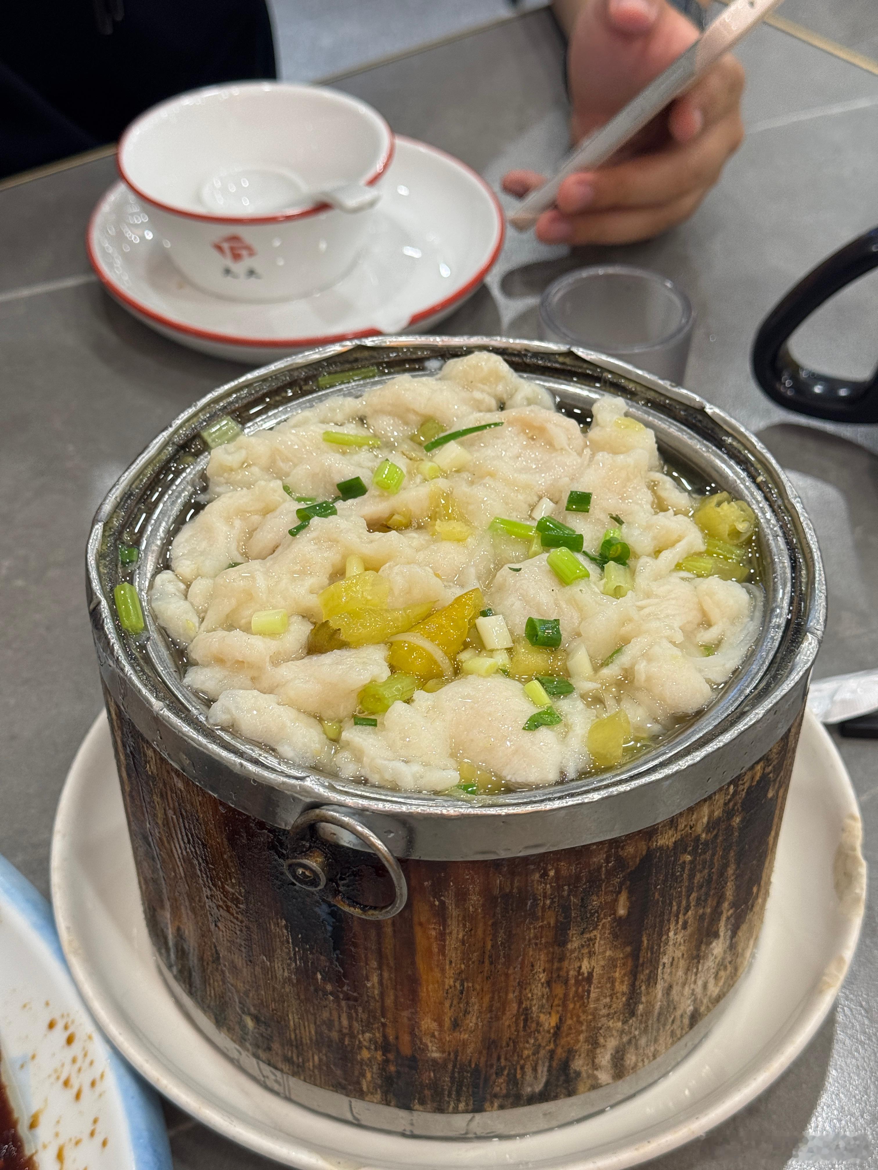 逛了一天装修脚废了犒劳自己一顿好吃的！！这鸡肉真的好嫩！好巴适！临海