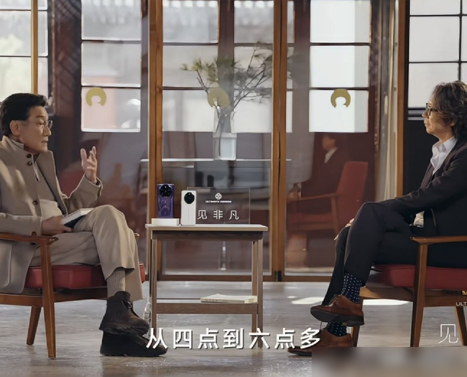 68岁梁家辉，退休日常曝光，早睡早起，喂鸟喝咖啡，还抽着烟。有人扒出2017年那事，他老婆点烟递给小