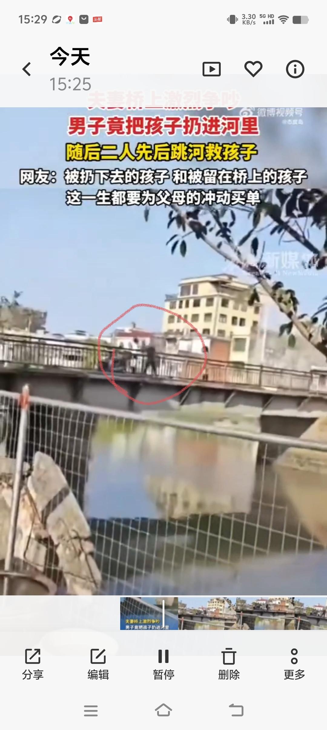 这父亲禽兽不如！2月22日，广东潮州一对年轻夫妇，大过年的吵架不停！一路争吵