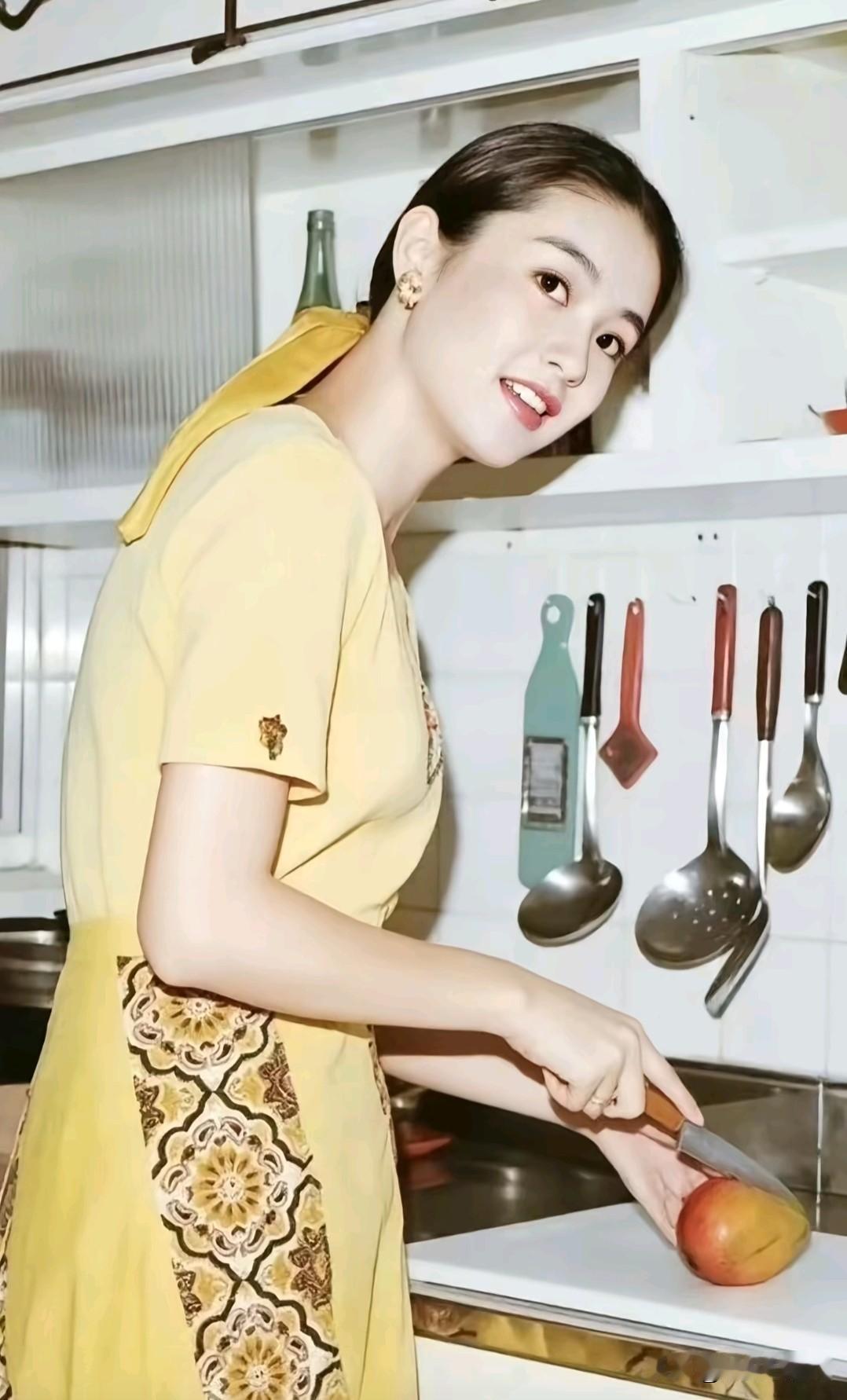 从52年前的这几张照片里，我总结出了以下几点:首先，林青霞有着超前的时尚审美