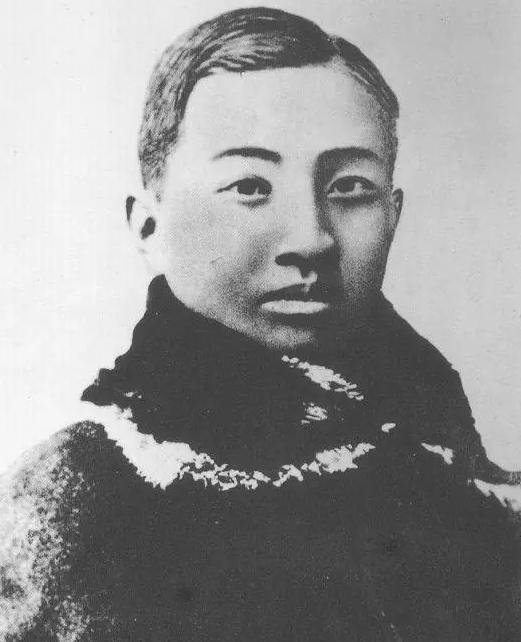 1912年，23岁的京津同盟会军事部长彭家珍身着清军制服，手持伪造名片闯入良弼