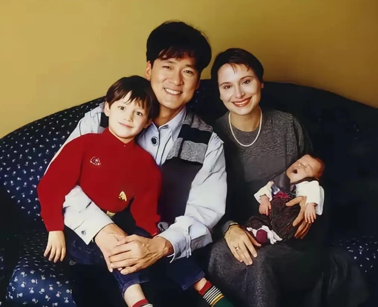 这张照片拍摄于1995年，华语流行乐男歌手讨论周华健和妻子、孩子拍摄的全家福。周
