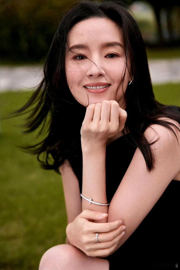 董洁一袭黑裙点缀银饰，浅笑间兼具温婉与利落，独特气质格外动人。