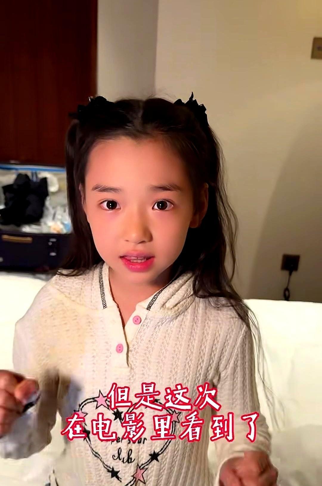 亲子厅排满，音量调低，亮度调高，孩子坐得比大人还齐整。不是家长逼的，是电影自己