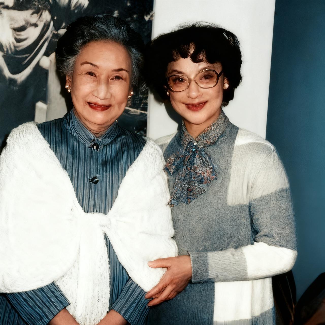 1985年，王丹凤看望“电影皇后”胡蝶，一张温馨的合影，镜头中两人并肩而立，看起