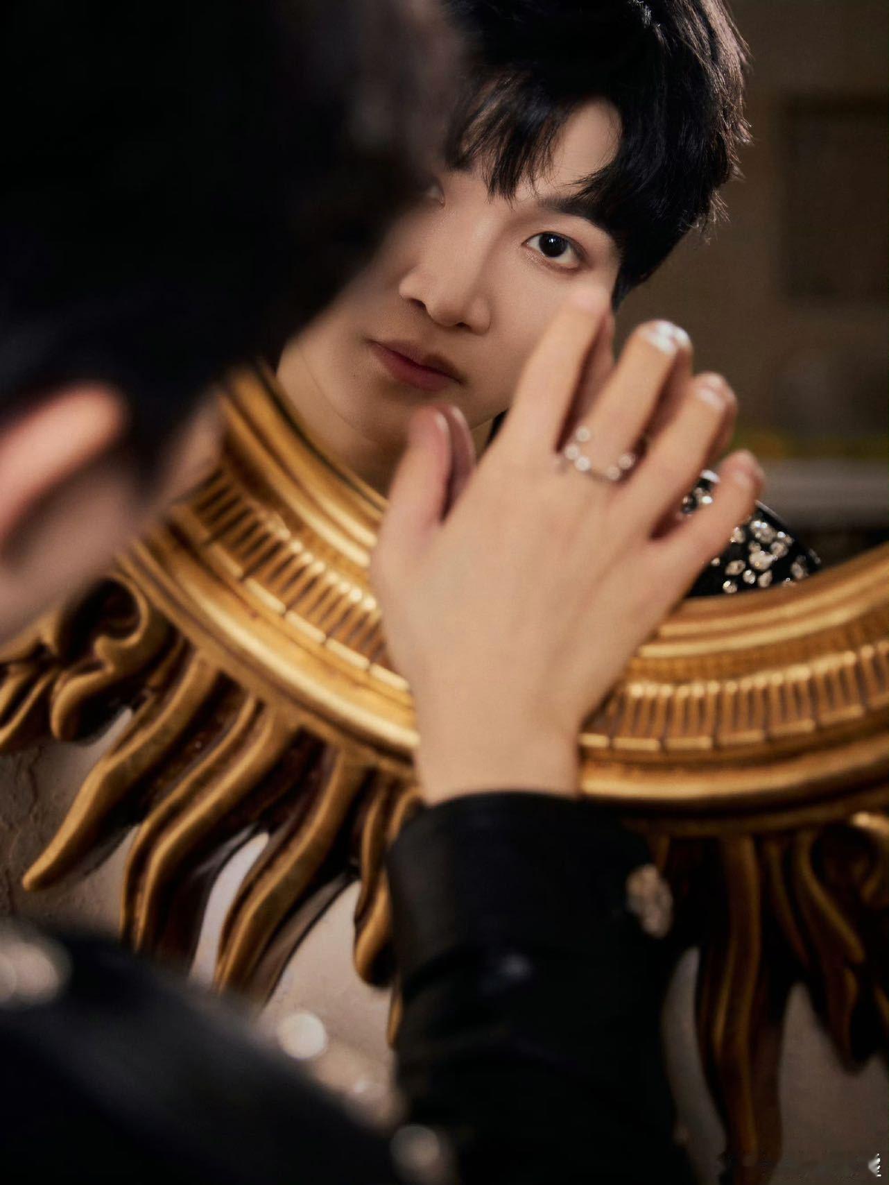 周深银黑披风战衣气场全开披风加身气场爆棚，周深今日红毯造型又封神！银黑撞色高级