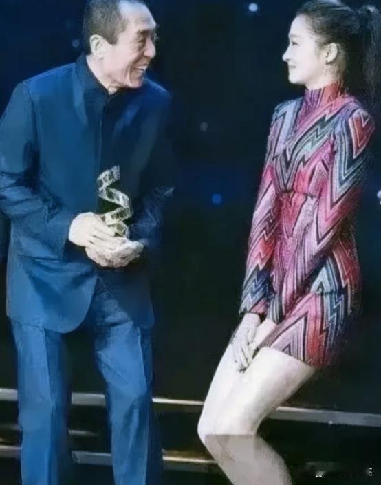 一次颁奖晚会上，张艺谋走向关晓彤时，只见她双腿紧闭，双手捂裙，双膝往下蹲。张艺谋
