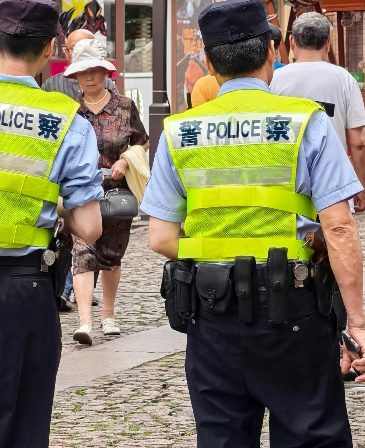 现在警察开始带枪了吗？就常规治安巡逻而言，配枪的效率实在太低，还要承担风险，